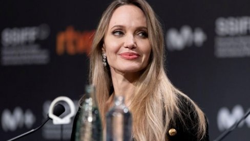 АНЂЕЛИНА ЏОЛИ У СМЕЛОМ ИЗДАЊУ НА ЦРВЕНОМ ТЕПИХУ, па дала изјаву о животу у Америци (ФОТО) АНЂЕЛИНА ЏОЛИ У СМЕЛОМ ИЗДАЊУ НА ЦРВЕНОМ ТЕПИХУ, па дала изјаву о животу у Америци (ФОТО)