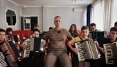 SVOJU HARMONIKU JE RASTEGAO DO DUBAIJA: Profesor iz Niša predstavnik Srbije za nagradu Global Teacher Prize