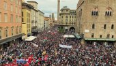HAOS U ITALIJI - HILJADE LJUDI NA ULICAMA, NIŠTA SE NE VIDI OD DIMA: 60 policajaca povređeno,škole zatvorene,saobraćaj obustavljen (FOTO/VIDEO)