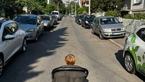 ŠETNJA IZMEĐU PARKIRANIH AUTOMOBILA: Stanovnici Banovog brda žale se na vozila koja im blokiraju trotoar pa moraju da izlaze na kolovoz