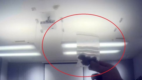 БЛОКАДЕРИ УХВАЋЕНИ КАКО КУПУЈУ ДРОГУ: Појавио се шокантан снимак - узимају пакетиће и носе у Ректорат у Новом Саду (ВИДЕО) БЛОКАДЕРИ УХВАЋЕНИ КАКО КУПУЈУ ДРОГУ: Појавио се шокантан снимак - узимају пакетиће и носе у Ректорат у Новом Саду (ВИДЕО)