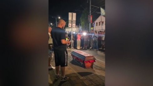 СМРТ И КРВОПРОЛИЋЕ ЈЕ ЈЕДИНО ШТО БЛОКАДНИ НАСИЛНИЦИ НУДЕ КАО ПРОГРАМ! Поново језив перформанс пред просторијама СНС-а (ВИДЕО) СМРТ И КРВОПРОЛИЋЕ ЈЕ ЈЕДИНО ШТО БЛОКАДНИ НАСИЛНИЦИ НУДЕ КАО ПРОГРАМ! Поново језив перформанс пред просторијама СНС-а (ВИДЕО)