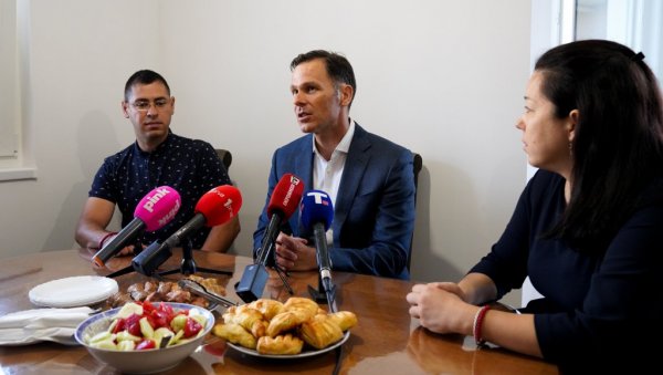 МАЛИ ПОСЕТИО МАРИНУ И САШУ ВАСИЋ, КОЈИ СУ КУПИЛИ СТАН: Више од 3.000 породица узело стамбени кредит за младе - настављамо програм