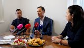 СИНИША МАЛИ У ПОСЕТИ МАРИНИ И САШИ ВАСИЋ: Министар са породицом која је купила стан уз помоћ Програма стамбених кредита за младе