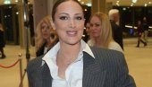 АЛЕКСАНДРА ПРИЈОВИЋ ПРВИ ПУТ У ЈАВНОСТИ НАКОН ПОРОЂАЈА: Пославила 30. рођендан у прелепој црвеној хаљини! (ФОТО)