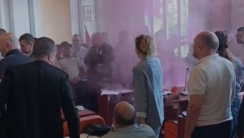 ОПОЗИЦИЈА ПРАВИ ХАОС У ЗАЈЕЧАРУ: Бацили димну бомбу у Скупштини - прскали бибер спрејем одборнике (ВИДЕО)