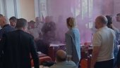 BLOKADERI PRAVE HAOS U ZAJEČARU: Bacili dimnu bombu u Skupštini - prskali biber sprejem odbornike (VIDEO) BLOKADERI PRAVE HAOS U ZAJEČARU: Bacili dimnu bombu u Skupštini - prskali biber sprejem odbornike (VIDEO)