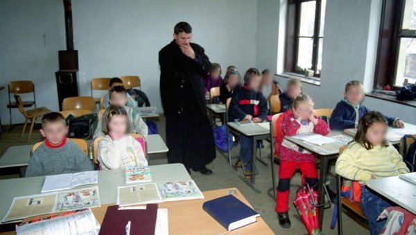ВЕРОУЧИТЕЉИМА СТАЛАН ПОСАО: Министарство просвете школама упутило инструкције
