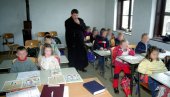 ВЕРОУЧИТЕЉИМА СТАЛАН ПОСАО: Министарство просвете школама упутило инструкције