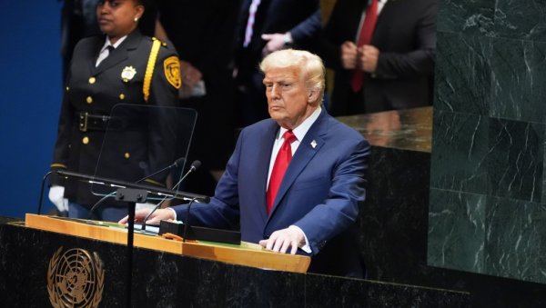 ПЕХОВИ СЕ (НЕ)ДЕШАВАЈУ СЛУЧАЈНО: Зашто је Трамп морао пешке у УН