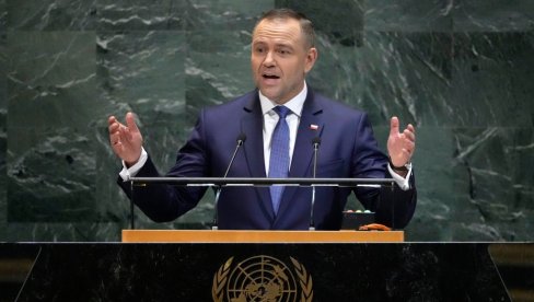 ШТА ЈЕ ТО СТАВИО У УСТА: Снимак ухватио пољског председника у незгодној ситуацији (ВИДЕО)