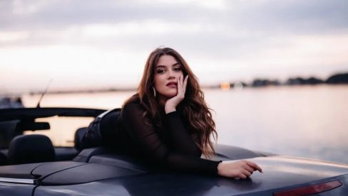 СА 22 ГОДИНЕ ПОЧЕЛА КАРИЈЕРУ: Певачица сања учешће на Песми за Евровизију (ФОТО) СА 22 ГОДИНЕ ПОЧЕЛА КАРИЈЕРУ: Певачица сања учешће на Песми за Евровизију (ФОТО)