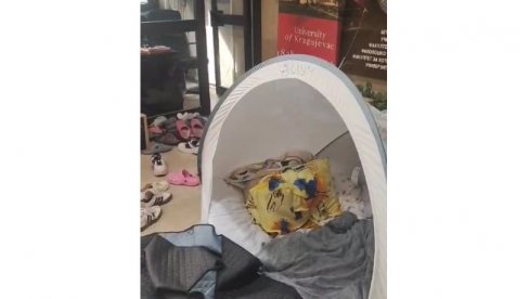 FALI IM SAMO TONINO PICULA: Štrokaderi Rektorat u Kragujevcu pretvorili u svinjac (VIDEO) FALI IM SAMO TONINO PICULA: Štrokaderi Rektorat u Kragujevcu pretvorili u svinjac (VIDEO)