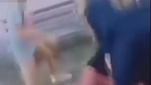 DRUGOVE TUKLI I SVE SNIMALI: Posle Zaječara još jedan slučaj vršnjačkog nasilja uznemirio javnost u Srbiji DRUGOVE TUKLI I SVE SNIMALI: Posle Zaječara još jedan slučaj vršnjačkog nasilja uznemirio javnost u Srbiji