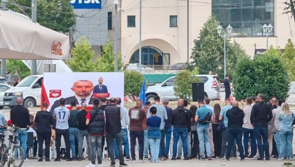 КАКАВ ФИЈАСКО! Лажни Куртијев градоначелник Атић у Косовској Митровици скупио једва пар десетина симпатизера на предизборном скупу (ФОТО)
