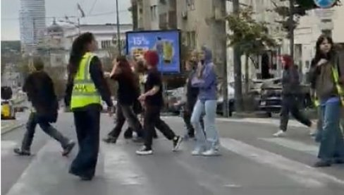 BLOKADERI OPET MALTRETIRAJU NAROD: Desetak zgubidana blokiralo raskrsnicu - narod besan (VIDEO)