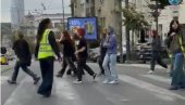 БЛОКАДЕРИ ОПЕТ МАЛТРЕТИРАЈУ НАРОД: Десетак згубидана блокирало раскрсницу - народ бесан (ВИДЕО) БЛОКАДЕРИ ОПЕТ МАЛТРЕТИРАЈУ НАРОД: Десетак згубидана блокирало раскрсницу - народ бесан (ВИДЕО)