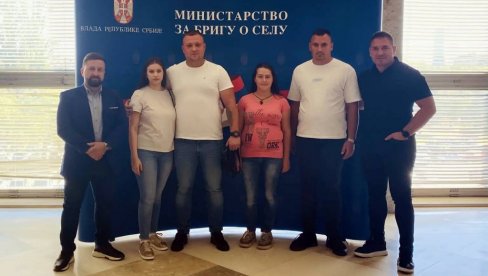 OŽIVEĆE JOŠ TRI SEOSKE KUĆE: U ministarstvu potpisani ugovori sa porodicama iz Plandišta OŽIVEĆE JOŠ TRI SEOSKE KUĆE: U ministarstvu potpisani ugovori sa porodicama iz Plandišta