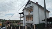 U OVOJ KUĆI JE UNUK ZAKLAO BABU I DEDU: Prve fotografije sa mesta zločina -  poznat motiv ubistva (FOTO)