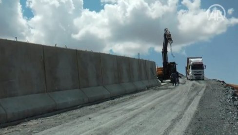 TURSKA IZGRADILA ZID NA GRANICI SA IRANOM: Evo kako izgleda (FOTO/VIDEO) TURSKA IZGRADILA ZID NA GRANICI SA IRANOM: Evo kako izgleda (FOTO/VIDEO)