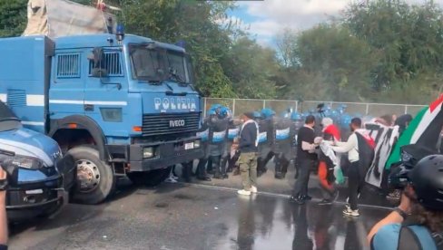 ДЕСЕТ ДЕМОНСТРАНАТА ПОВРЕЂЕНО У СУКОБИМА СА ПОЛИЦИЈОМ: Гађали флашама, каменицама и петардама (ВИДЕО) ДЕСЕТ ДЕМОНСТРАНАТА ПОВРЕЂЕНО У СУКОБИМА СА ПОЛИЦИЈОМ: Гађали флашама, каменицама и петардама (ВИДЕО)