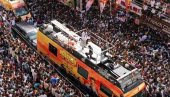 УЖАСНА ТРАГЕДИЈА У ИНДИЈИ: У стампеду погинула 31 особа, међу њима троје деце (ФОТО/ВИДЕО)
