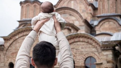 POGLEDAJ SINE OVE LEPOTE, SLUŠAJ ZVONA KAKO BRUJE... Vasić podelio emotivnu sliku sa krštenja sina u Gračanici - Ostvario Bog mi san... POGLEDAJ SINE OVE LEPOTE, SLUŠAJ ZVONA KAKO BRUJE... Vasić podelio emotivnu sliku sa krštenja sina u Gračanici - Ostvario Bog mi san...