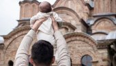 ПОГЛЕДАЈ СИНЕ ОВЕ ЛЕПОТЕ, СЛУШАЈ ЗВОНА КАКО БРУЈЕ... Васић поделио емотивну слику са крштења сина у Грачаници - Остварио Бог ми сан...
