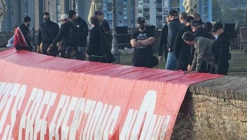 KO SU BLOKADERI TERORISTI KOJI SU OSKRNAVILI PETROVARADINSKU TVRĐAVU? Srđan Kovačević predvodio grupu crnokapuljaša! KO SU BLOKADERI TERORISTI KOJI SU OSKRNAVILI PETROVARADINSKU TVRĐAVU? Srđan Kovačević predvodio grupu crnokapuljaša!