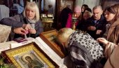 KAKO SE PRAVILNO CELIVA IKONA: Iguman otkrio u čemu mnogi vernici greše