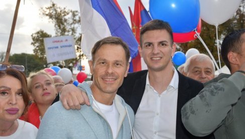МАЛИ И БРНАБИЋ СА СЛОБОДНИМ ГРАЂАНИМА: Шетају против блокада и насиља (ФОТО) МАЛИ И БРНАБИЋ СА СЛОБОДНИМ ГРАЂАНИМА: Шетају против блокада и насиља (ФОТО)