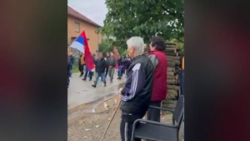 EMOTIVAN VIDEO IZ PIROTA: Baka i deka pozdravljaju slobodne građane koji šetaju protiv blokada (VIDEO) EMOTIVAN VIDEO IZ PIROTA: Baka i deka pozdravljaju slobodne građane koji šetaju protiv blokada (VIDEO)