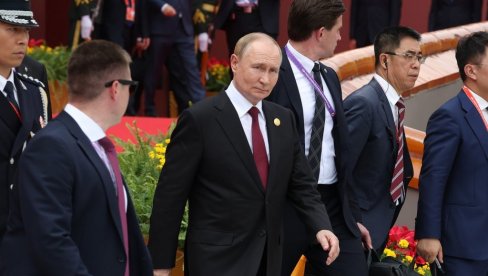 BIVŠI ITALIJNASKI PREMIJER: Video sam Putina u Pekingu, pridržavale su ga dve osobe