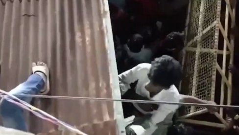 UHAPŠENA LICA ODGOVORNA ZA STAMPEDO NA MITINGU U INDIJI: 40 poginulo, među njima čevetoro dece, policija otkrila sve detalje UHAPŠENA LICA ODGOVORNA ZA STAMPEDO NA MITINGU U INDIJI: 40 poginulo, među njima čevetoro dece, policija otkrila sve detalje