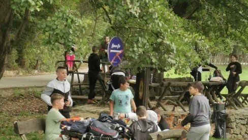 ĐACI PEŠAČILI DO VUKOVOG TRŠIĆA: U čast Vuku i zdravom životu ĐACI PEŠAČILI DO VUKOVOG TRŠIĆA: U čast Vuku i zdravom životu