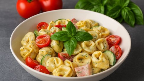 BRZA SALATA OD TOTRELINA: Lagana, hranljiva i priprema se za samo nekoliko minuta BRZA SALATA OD TOTRELINA: Lagana, hranljiva i priprema se za samo nekoliko minuta