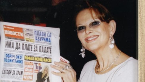 АДИО КЛАУДИЈИ У ПАРИЗУ: Са Новостима у рукама, 2002. године, позирала нашем фото-репортеру Мецановићу АДИО КЛАУДИЈИ У ПАРИЗУ: Са Новостима у рукама, 2002. године, позирала нашем фото-репортеру Мецановићу