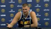 АМЕРИ ЗАТЕЧЕНИ! Никола Јокић дошао на конференцију пред старт НБА сезоне, а причао им о Пешићу, брату, храму, ко му је непријатељ у екипи...
