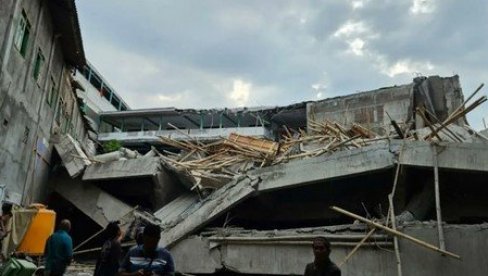 SUZE I VAPAJI OČAJNIH RODITELJA: Deca zarobljena pod ruševinama, ima mrtvih - urušila se škola u Indoneziji (FOTO/VIDEO) SUZE I VAPAJI OČAJNIH RODITELJA: Deca zarobljena pod ruševinama, ima mrtvih - urušila se škola u Indoneziji (FOTO/VIDEO)