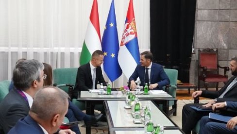 ПОНОСНО МОГУ ДА КАЖЕМ Мали се састао са Сијартом: Односи Србије и Мађарске на највишем, пријатељском нивоу ПОНОСНО МОГУ ДА КАЖЕМ Мали се састао са Сијартом: Односи Србије и Мађарске на највишем, пријатељском нивоу