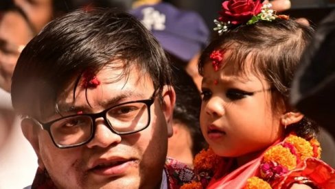NEPAL IZABRAO NOVU ŽIVU BOGINJU KUMARI: Dvogodišnju Arjataru vernici i porodica ispratili do palate hrama NEPAL IZABRAO NOVU ŽIVU BOGINJU KUMARI: Dvogodišnju Arjataru vernici i porodica ispratili do palate hrama