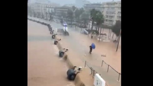 СВЕ ЈЕ ПОД ВОДОМ, НА СНАЗИ ЦРВЕНИ АЛАРМ: Ватрогасци на Ибици распоређени су како би спасили људе СВЕ ЈЕ ПОД ВОДОМ, НА СНАЗИ ЦРВЕНИ АЛАРМ: Ватрогасци на Ибици распоређени су како би спасили људе