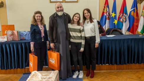DAROVI ZA 148 BEBA: U Gradskoj kući u Kikindi uručeni pokloni za mališane rođene od maja DAROVI ZA 148 BEBA: U Gradskoj kući u Kikindi uručeni pokloni za mališane rođene od maja