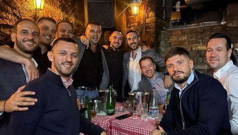 УРЕДНИК СА РТС-А У ДРУШТВУ МАНОЈЛОВИЋЕВОГ ПОКРЕТА: Ко још сумња да је јавни сервис окупиран блокадерима? УРЕДНИК СА РТС-А У ДРУШТВУ МАНОЈЛОВИЋЕВОГ ПОКРЕТА: Ко још сумња да је јавни сервис окупиран блокадерима?