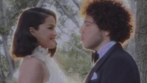 SVI DETALJI VENČANJA SELENE GOMEZ: Nosila je dve luksuzne haljine, mladoženja je samo izustio - Oženio sam Dizni princezu SVI DETALJI VENČANJA SELENE GOMEZ: Nosila je dve luksuzne haljine, mladoženja je samo izustio - Oženio sam Dizni princezu