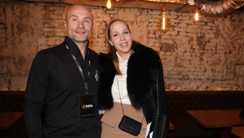 DRŽE ČAS O LJUBAVI: Aca i Kosana Sofronijević pokazali da su simbol elegancije (FOTO) DRŽE ČAS O LJUBAVI: Aca i Kosana Sofronijević pokazali da su simbol elegancije (FOTO)