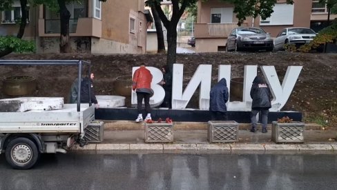 НОВИ ТЕРОР КУРТИЈЕВЕ ПОЛИЦИЈЕ: Непозната лица уклонила знак Волим К. Митровицу (ВИДЕО)