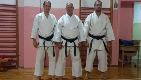 BORILAČKE VEŠTINE U PORODIČNOM KRUGU : Karate klub Nokači u Novom Sadu vodi Mirko Grujić sa sinovima Darkom i Dušanom BORILAČKE VEŠTINE U PORODIČNOM KRUGU : Karate klub Nokači u Novom Sadu vodi Mirko Grujić sa sinovima Darkom i Dušanom