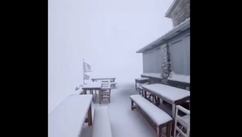 SNEG ZAVEJAO GRČKU: Deo zemlje se zabeleo, a na popularnim ostrvima tutnji nevreme (VIDEO)