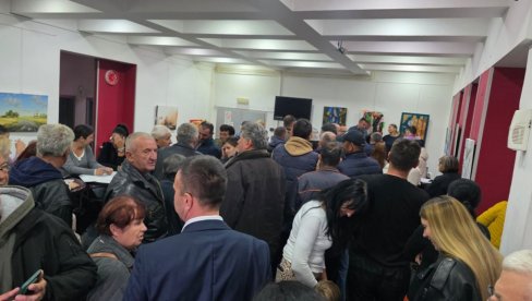 U MIONICI KRENULO PRIKUPLJANJE POTPISA: Građani u čekaju u redovima kako bi pružili podršku Vučiću i SNS-u (FOTO/VIDEO)